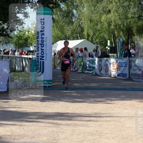 01.09.2024 - 17. Tribühne Triathlon Michael Strokosch http://msf.ph/oto/6898992 01.09.2024 10:48:29 Ziel 1065 meine-sportfotos.de