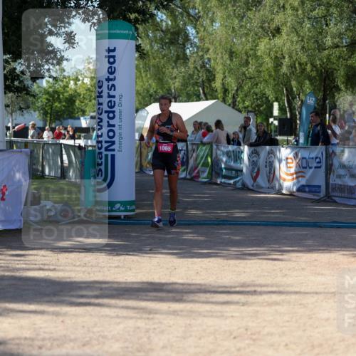 01.09.2024 - 17. Tribühne Triathlon Michael Strokosch http://msf.ph/oto/6898999 01.09.2024 10:48:29 Ziel 1065 meine-sportfotos.de