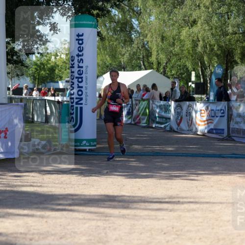 01.09.2024 - 17. Tribühne Triathlon Michael Strokosch http://msf.ph/oto/6899003 01.09.2024 10:48:29 Ziel 1065 meine-sportfotos.de