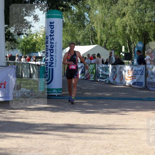 01.09.2024 - 17. Tribühne Triathlon Michael Strokosch http://msf.ph/oto/6899006 01.09.2024 10:48:29 Ziel 1065 meine-sportfotos.de