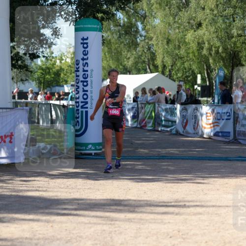 01.09.2024 - 17. Tribühne Triathlon Michael Strokosch http://msf.ph/oto/6899016 01.09.2024 10:48:30 Ziel 1065 meine-sportfotos.de