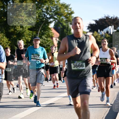01.09.2024 - BARMER Alsterlauf Dr. Thomas Lammeyer http://msf.ph/oto/6899018 01.09.2024 09:36:54 Laufen 3208, 5053, 10, 2917, 2917, 3666, 3631 meine-sportfotos.de