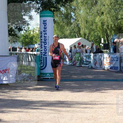 01.09.2024 - 17. Tribühne Triathlon Michael Strokosch http://msf.ph/oto/6899030 01.09.2024 10:48:31 Ziel 1065 meine-sportfotos.de