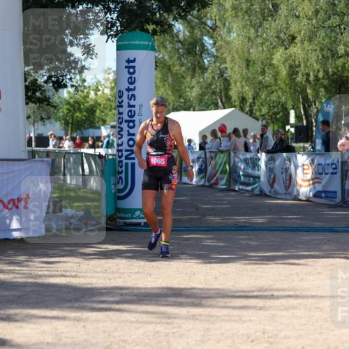 01.09.2024 - 17. Tribühne Triathlon Michael Strokosch http://msf.ph/oto/6899035 01.09.2024 10:48:31 Ziel 1065 meine-sportfotos.de