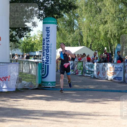 01.09.2024 - 17. Tribühne Triathlon Michael Strokosch http://msf.ph/oto/6899114 01.09.2024 10:49:21 Ziel 1062 meine-sportfotos.de