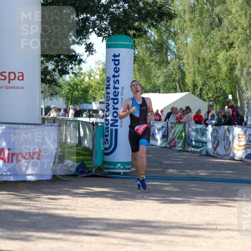01.09.2024 - 17. Tribühne Triathlon Michael Strokosch http://msf.ph/oto/6899119 01.09.2024 10:49:21 Ziel 1062 meine-sportfotos.de