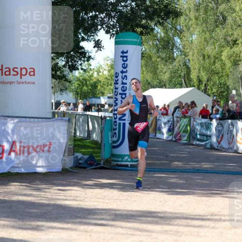 01.09.2024 - 17. Tribühne Triathlon Michael Strokosch http://msf.ph/oto/6899129 01.09.2024 10:49:21 Ziel 1062 meine-sportfotos.de