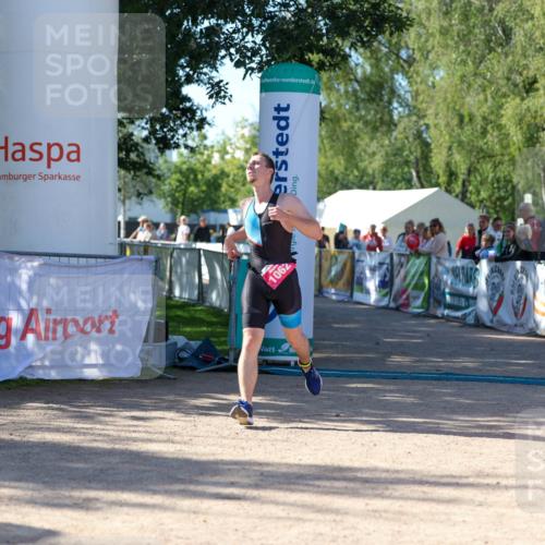 01.09.2024 - 17. Tribühne Triathlon Michael Strokosch http://msf.ph/oto/6899136 01.09.2024 10:49:22 Ziel 1062 meine-sportfotos.de