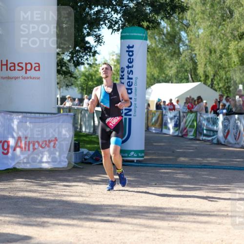 01.09.2024 - 17. Tribühne Triathlon Michael Strokosch http://msf.ph/oto/6899141 01.09.2024 10:49:22 Ziel 1062 meine-sportfotos.de