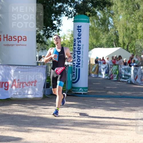 01.09.2024 - 17. Tribühne Triathlon Michael Strokosch http://msf.ph/oto/6899148 01.09.2024 10:49:22 Ziel 1062 meine-sportfotos.de
