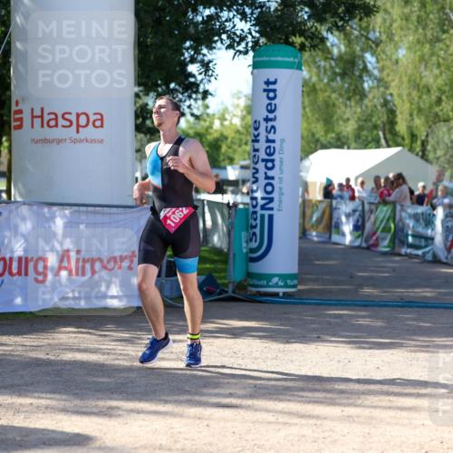 01.09.2024 - 17. Tribühne Triathlon Michael Strokosch http://msf.ph/oto/6899153 01.09.2024 10:49:22 Ziel 1062 meine-sportfotos.de