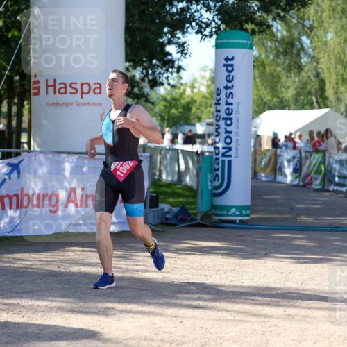 01.09.2024 - 17. Tribühne Triathlon Michael Strokosch http://msf.ph/oto/6899156 01.09.2024 10:49:22 Ziel 1062 meine-sportfotos.de