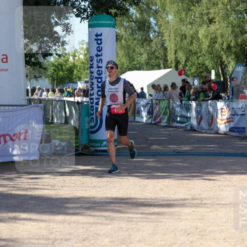 01.09.2024 - 17. Tribühne Triathlon Michael Strokosch http://msf.ph/oto/6899221 01.09.2024 10:50:11 Ziel 153 meine-sportfotos.de