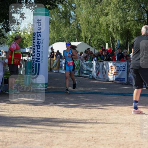 01.09.2024 - 17. Tribühne Triathlon Michael Strokosch http://msf.ph/oto/6899290 01.09.2024 10:50:40 Ziel 162 meine-sportfotos.de