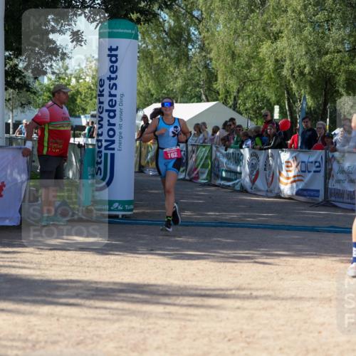 01.09.2024 - 17. Tribühne Triathlon Michael Strokosch http://msf.ph/oto/6899301 01.09.2024 10:50:40 Ziel 162 meine-sportfotos.de