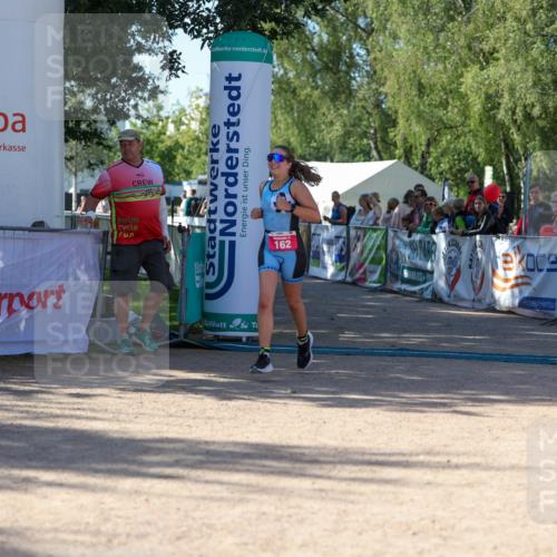 01.09.2024 - 17. Tribühne Triathlon Michael Strokosch http://msf.ph/oto/6899309 01.09.2024 10:50:41 Ziel 162 meine-sportfotos.de