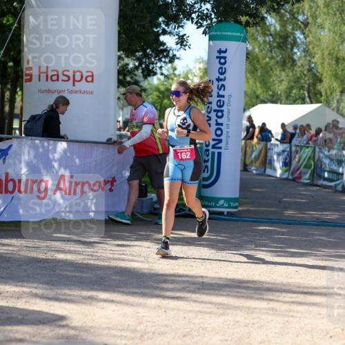 01.09.2024 - 17. Tribühne Triathlon Michael Strokosch http://msf.ph/oto/6899332 01.09.2024 10:50:42 Ziel 162 meine-sportfotos.de