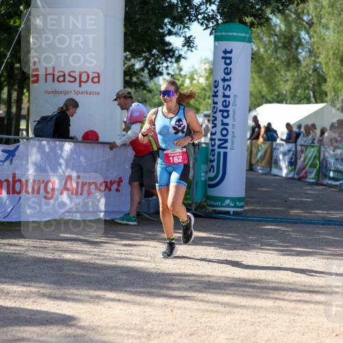 01.09.2024 - 17. Tribühne Triathlon Michael Strokosch http://msf.ph/oto/6899340 01.09.2024 10:50:42 Ziel 162 meine-sportfotos.de