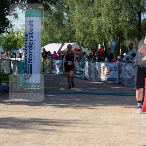 01.09.2024 - 17. Tribühne Triathlon Michael Strokosch http://msf.ph/oto/6899352 01.09.2024 10:51:31 Ziel 1074 meine-sportfotos.de