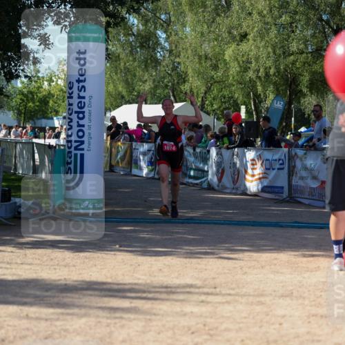 01.09.2024 - 17. Tribühne Triathlon Michael Strokosch http://msf.ph/oto/6899359 01.09.2024 10:51:31 Ziel 1074 meine-sportfotos.de
