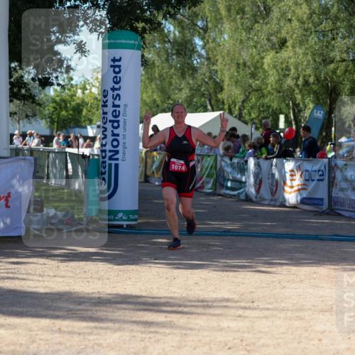 01.09.2024 - 17. Tribühne Triathlon Michael Strokosch http://msf.ph/oto/6899373 01.09.2024 10:51:32 Ziel 1074 meine-sportfotos.de