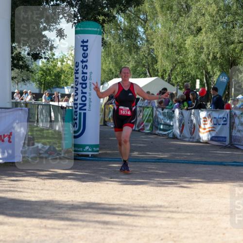 01.09.2024 - 17. Tribühne Triathlon Michael Strokosch http://msf.ph/oto/6899377 01.09.2024 10:51:33 Ziel 1074 meine-sportfotos.de