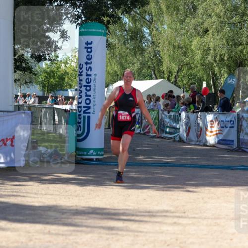 01.09.2024 - 17. Tribühne Triathlon Michael Strokosch http://msf.ph/oto/6899382 01.09.2024 10:51:33 Ziel 1074 meine-sportfotos.de
