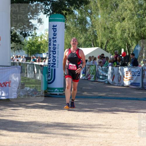 01.09.2024 - 17. Tribühne Triathlon Michael Strokosch http://msf.ph/oto/6899385 01.09.2024 10:51:33 Ziel 1074 meine-sportfotos.de