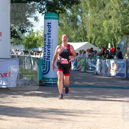 01.09.2024 - 17. Tribühne Triathlon Michael Strokosch http://msf.ph/oto/6899395 01.09.2024 10:51:33 Ziel 1074 meine-sportfotos.de