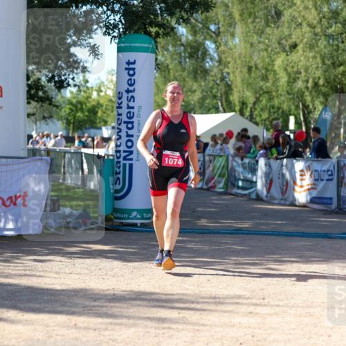 01.09.2024 - 17. Tribühne Triathlon Michael Strokosch http://msf.ph/oto/6899400 01.09.2024 10:51:34 Ziel 1074 meine-sportfotos.de