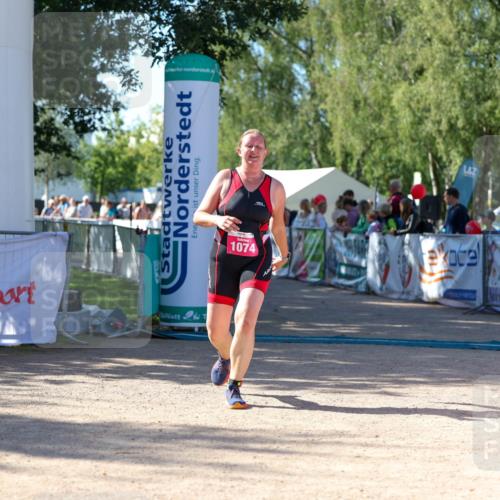 01.09.2024 - 17. Tribühne Triathlon Michael Strokosch http://msf.ph/oto/6899403 01.09.2024 10:51:34 Ziel 1074 meine-sportfotos.de