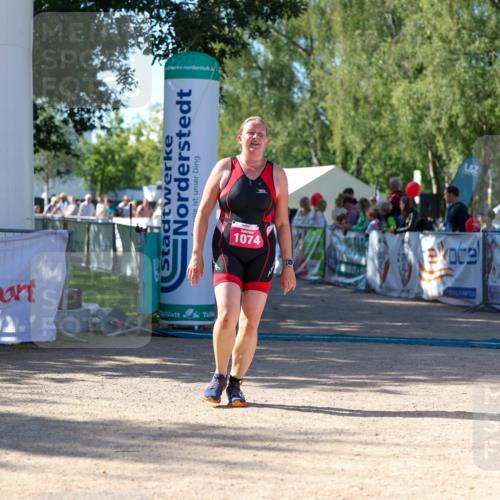 01.09.2024 - 17. Tribühne Triathlon Michael Strokosch http://msf.ph/oto/6899405 01.09.2024 10:51:34 Ziel 1074 meine-sportfotos.de