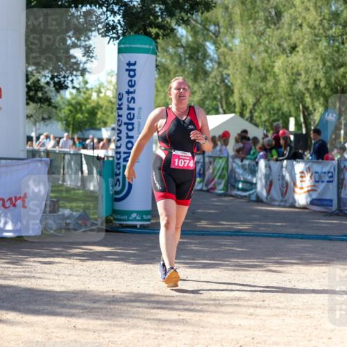 01.09.2024 - 17. Tribühne Triathlon Michael Strokosch http://msf.ph/oto/6899411 01.09.2024 10:51:34 Ziel 1074 meine-sportfotos.de