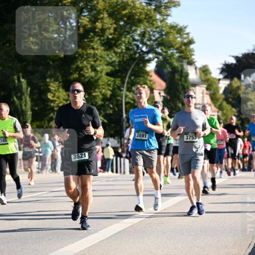 01.09.2024 - BARMER Alsterlauf Dr. Thomas Lammeyer http://msf.ph/oto/6899518 01.09.2024 09:37:14 Laufen 2745, 3521, 2891, 3753 meine-sportfotos.de