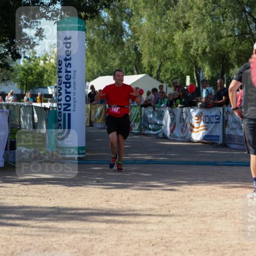 01.09.2024 - 17. Tribühne Triathlon Michael Strokosch http://msf.ph/oto/6899753 01.09.2024 10:54:21 Ziel 142 meine-sportfotos.de