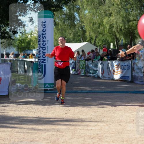 01.09.2024 - 17. Tribühne Triathlon Michael Strokosch http://msf.ph/oto/6899773 01.09.2024 10:54:21 Ziel 142 meine-sportfotos.de