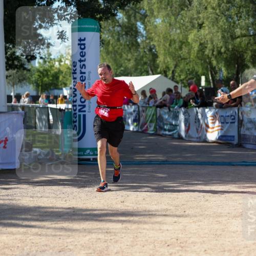 01.09.2024 - 17. Tribühne Triathlon Michael Strokosch http://msf.ph/oto/6899782 01.09.2024 10:54:22 Ziel 142 meine-sportfotos.de