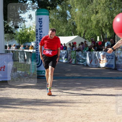 01.09.2024 - 17. Tribühne Triathlon Michael Strokosch http://msf.ph/oto/6899791 01.09.2024 10:54:22 Ziel 142 meine-sportfotos.de
