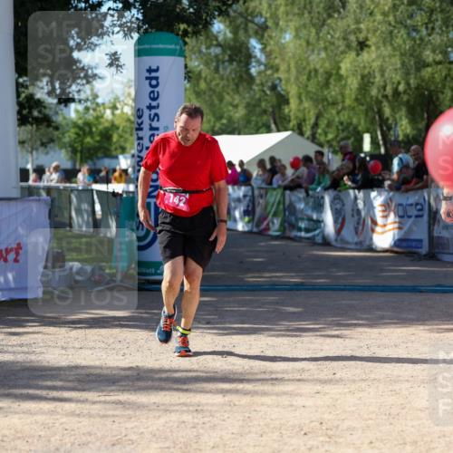 01.09.2024 - 17. Tribühne Triathlon Michael Strokosch http://msf.ph/oto/6899802 01.09.2024 10:54:22 Ziel 142 meine-sportfotos.de