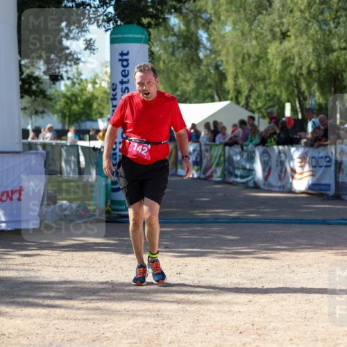 01.09.2024 - 17. Tribühne Triathlon Michael Strokosch http://msf.ph/oto/6899816 01.09.2024 10:54:23 Ziel 142 meine-sportfotos.de