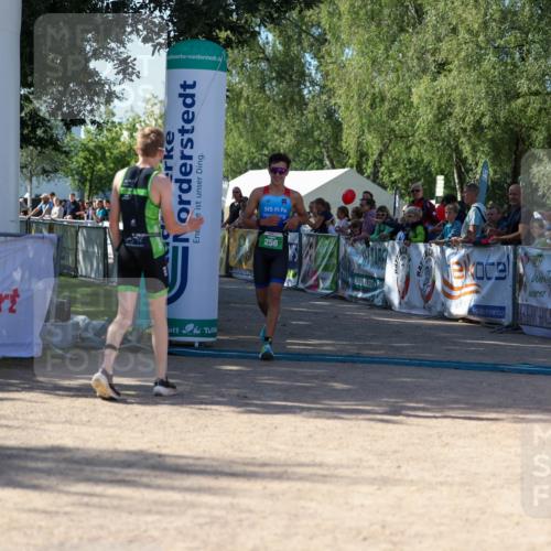 01.09.2024 - 17. Tribühne Triathlon Michael Strokosch http://msf.ph/oto/6900062 01.09.2024 10:55:31 Ziel 256 meine-sportfotos.de