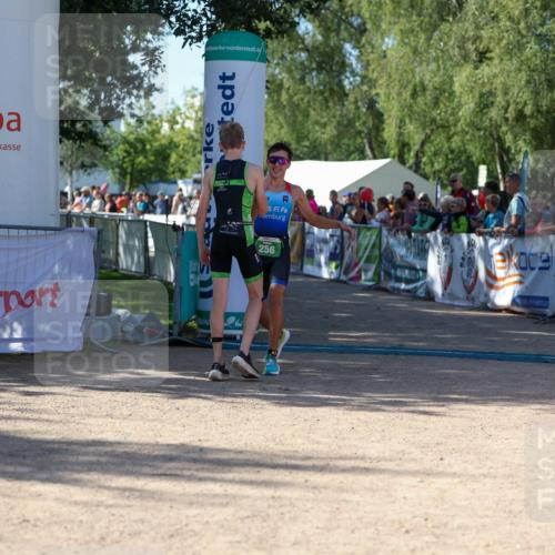 01.09.2024 - 17. Tribühne Triathlon Michael Strokosch http://msf.ph/oto/6900093 01.09.2024 10:55:32 Ziel 256 meine-sportfotos.de