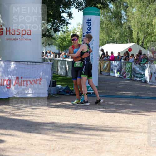 01.09.2024 - 17. Tribühne Triathlon Michael Strokosch http://msf.ph/oto/6900112 01.09.2024 10:55:33 Ziel 256 meine-sportfotos.de