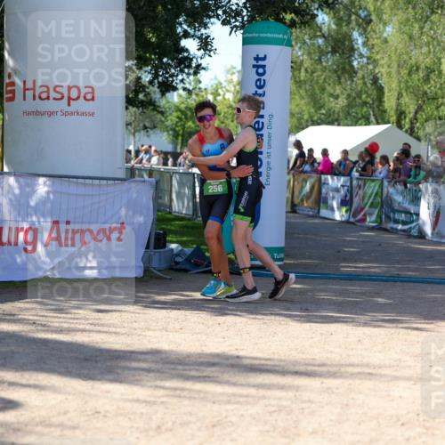 01.09.2024 - 17. Tribühne Triathlon Michael Strokosch http://msf.ph/oto/6900118 01.09.2024 10:55:34 Ziel 256 meine-sportfotos.de