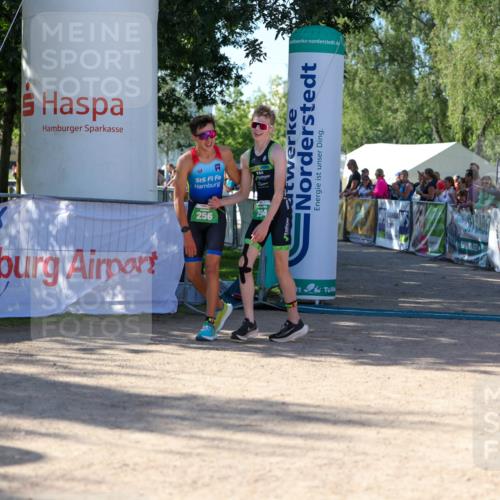 01.09.2024 - 17. Tribühne Triathlon Michael Strokosch http://msf.ph/oto/6900134 01.09.2024 10:55:34 Ziel 256 meine-sportfotos.de