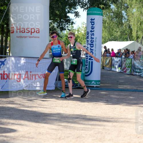 01.09.2024 - 17. Tribühne Triathlon Michael Strokosch http://msf.ph/oto/6900140 01.09.2024 10:55:34 Ziel 256 meine-sportfotos.de