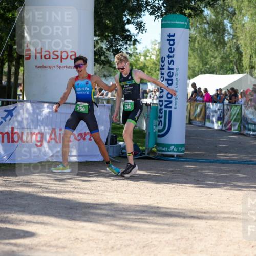 01.09.2024 - 17. Tribühne Triathlon Michael Strokosch http://msf.ph/oto/6900143 01.09.2024 10:55:34 Ziel 256 meine-sportfotos.de
