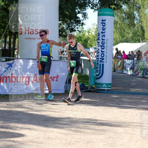 01.09.2024 - 17. Tribühne Triathlon Michael Strokosch http://msf.ph/oto/6900148 01.09.2024 10:55:35 Ziel 256 meine-sportfotos.de