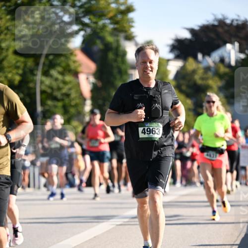 01.09.2024 - BARMER Alsterlauf Dr. Thomas Lammeyer http://msf.ph/oto/6900188 01.09.2024 09:37:46 Laufen 4963 meine-sportfotos.de