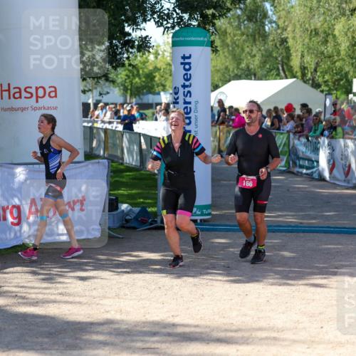 01.09.2024 - 17. Tribühne Triathlon Michael Strokosch http://msf.ph/oto/6900296 01.09.2024 10:56:01 Ziel 165, 166, 285 meine-sportfotos.de